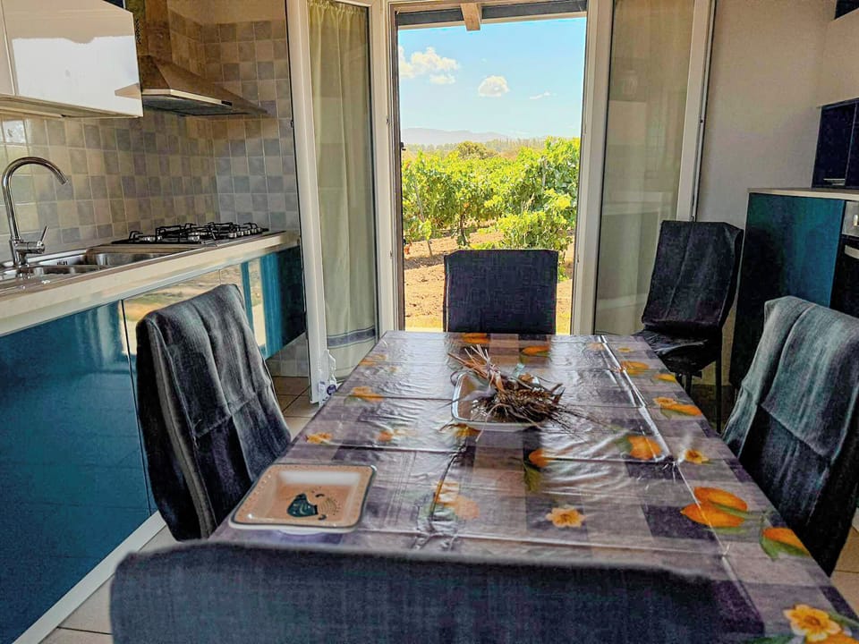 Full-size fridge, oven, stovetop, dishwasher