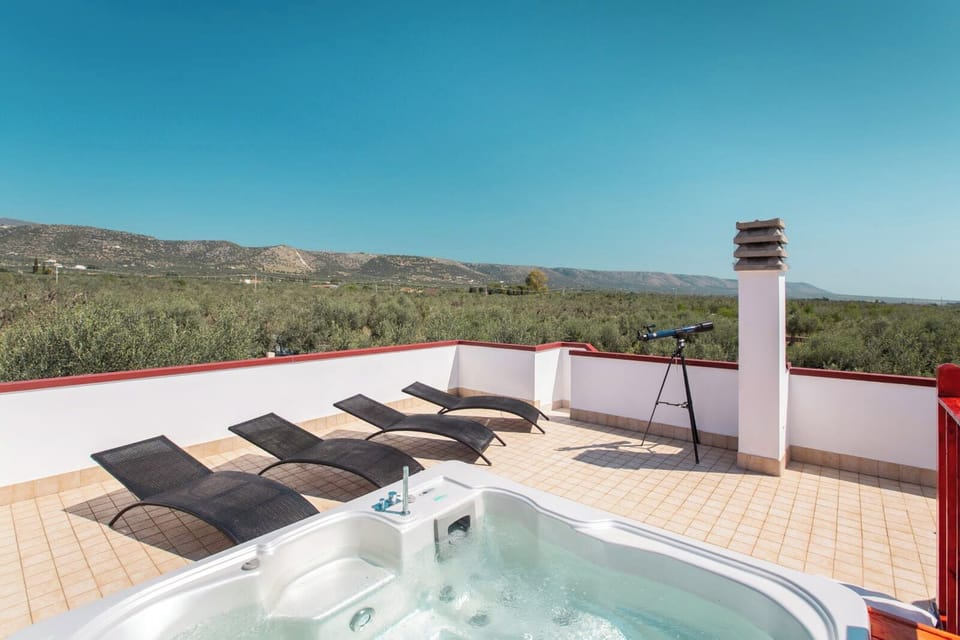 Deluxe House | Private spa tub
