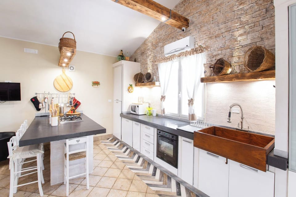 Full-size fridge, microwave, oven, stovetop