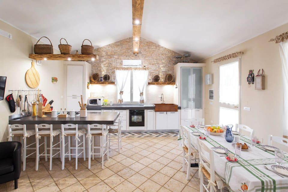Full-size fridge, microwave, oven, stovetop