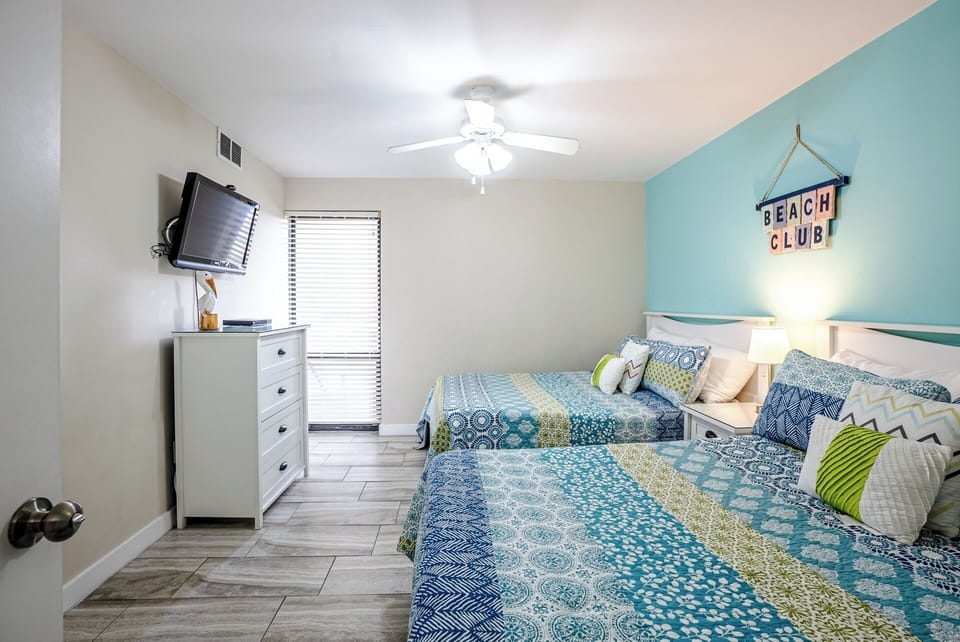 Guest room with two queens, ceiling fan, smart TV and access to the second bathroom