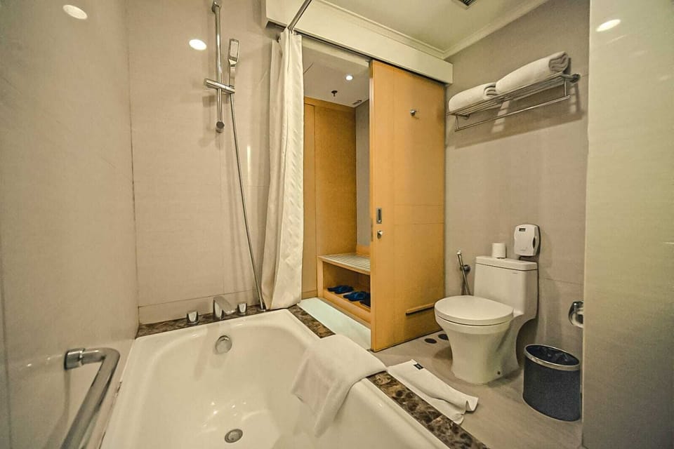 Deluxe Room | Bathroom | Free toiletries, hair dryer, slippers, towels