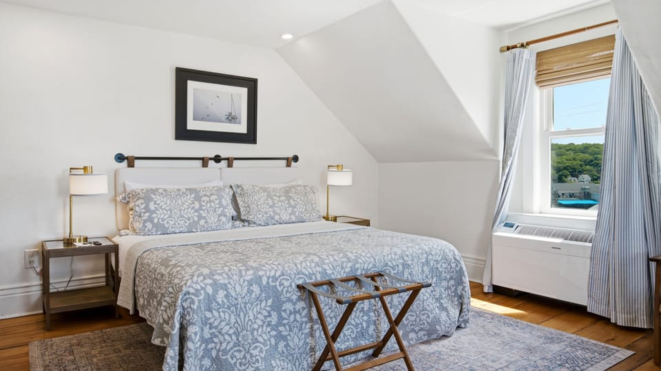 GL 4 King Suite with Harbour Views! 