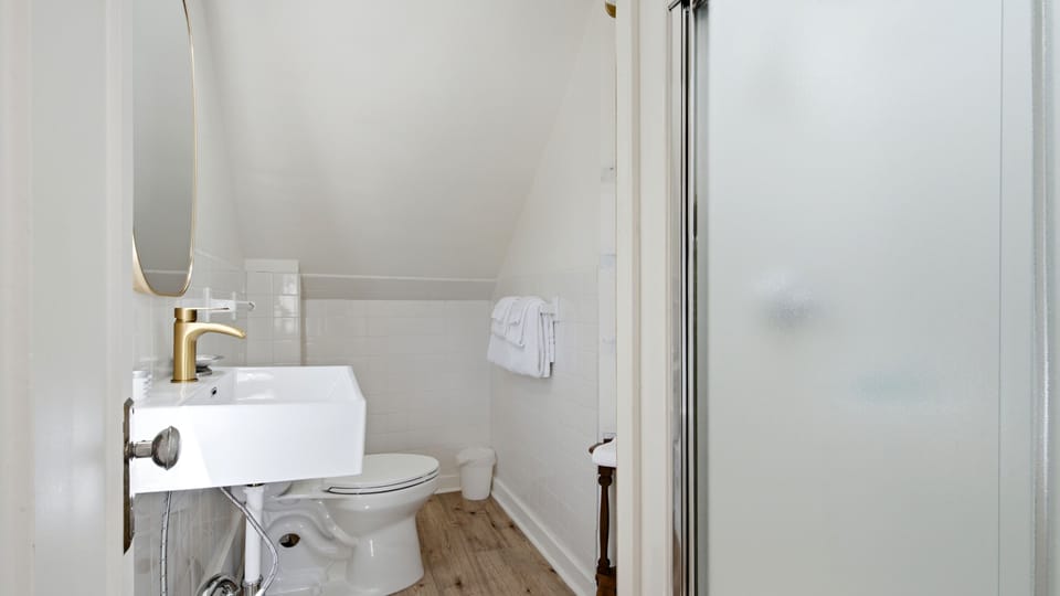 GL 4 .Attached private bathroom with shower cabin