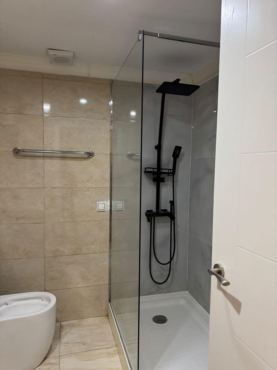 Double Room | Bathroom | Hair dryer, towels, soap, shampoo