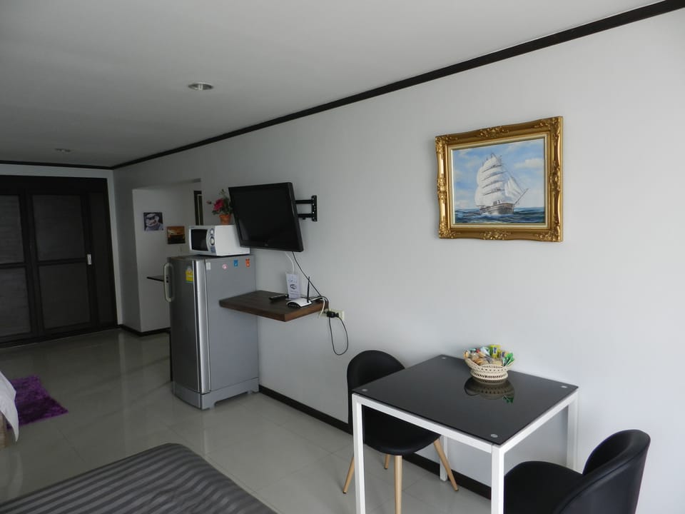 Standard Studio, Multiple Beds, Kitchenette, Sea View | Living area | 65-cm flat-screen TV with cable channels, TV