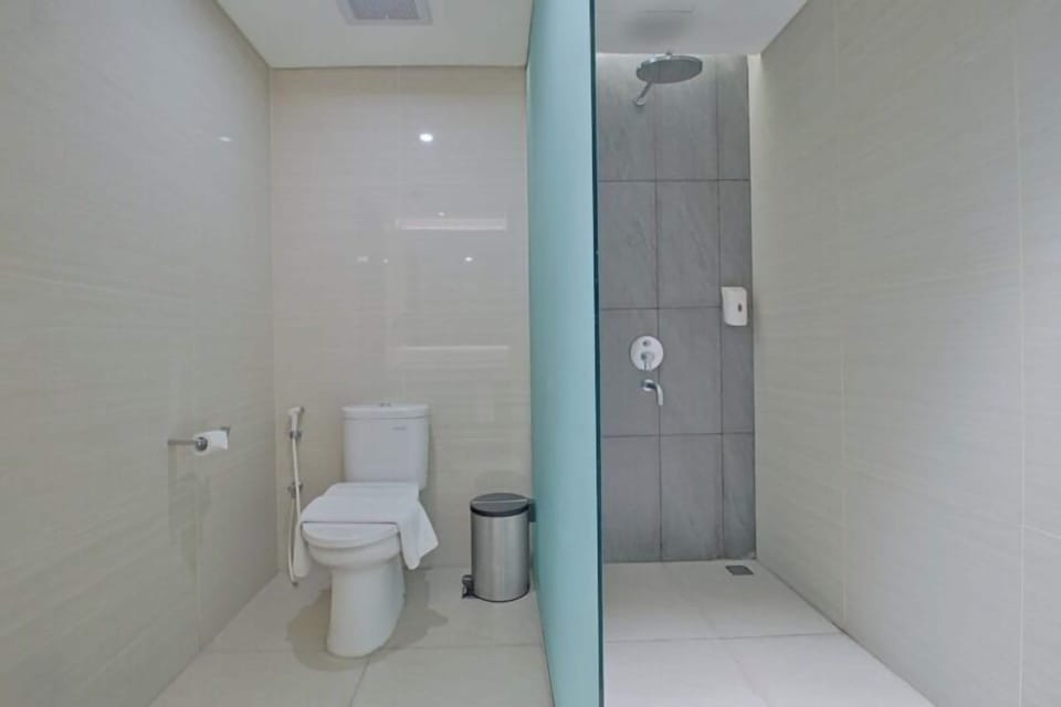 Suite Room | Bathroom | Shower, free toiletries, slippers, towels