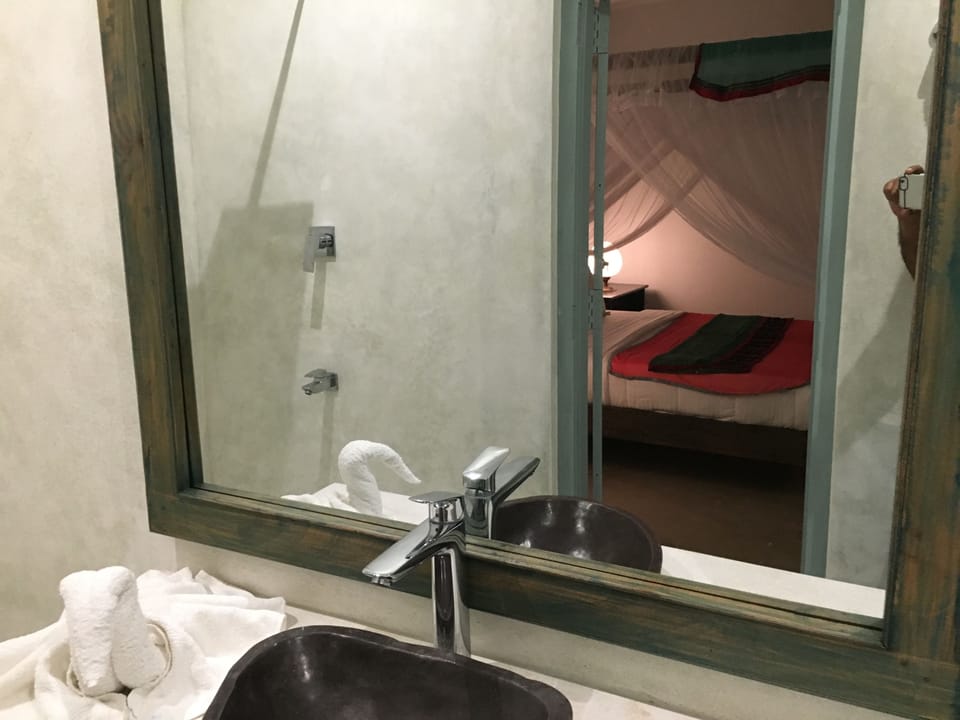Deluxe Double Room, Ocean View | Bathroom | Free toiletries, hair dryer, bidet, towels