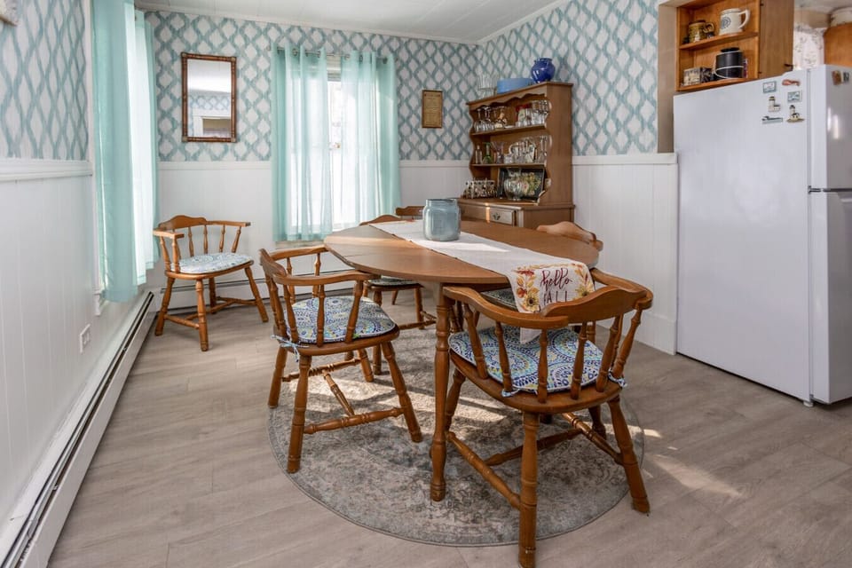 Cute and cozy dining area for four!