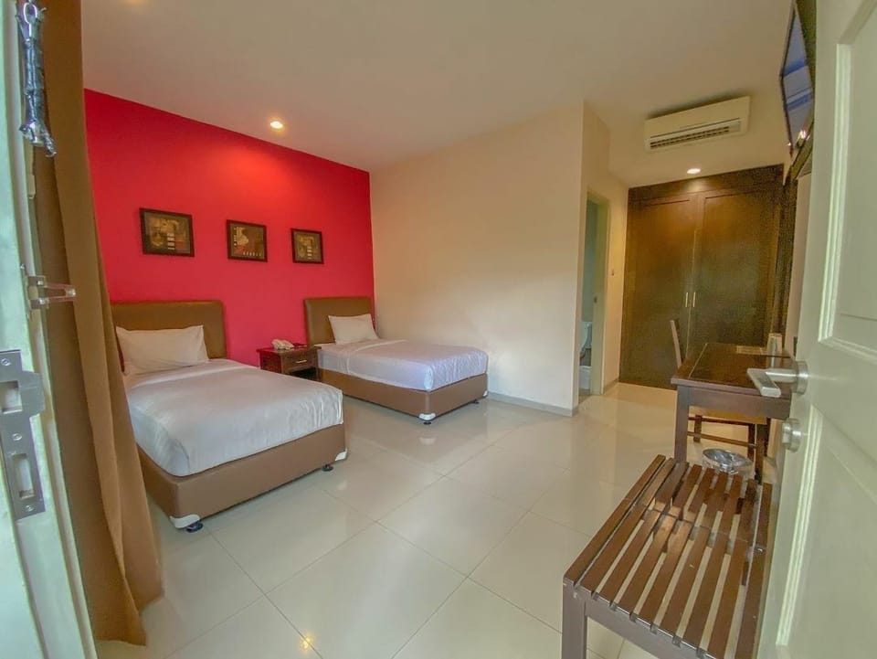 Standard Twin Room | Egyptian cotton sheets, premium bedding, desk, iron/ironing board