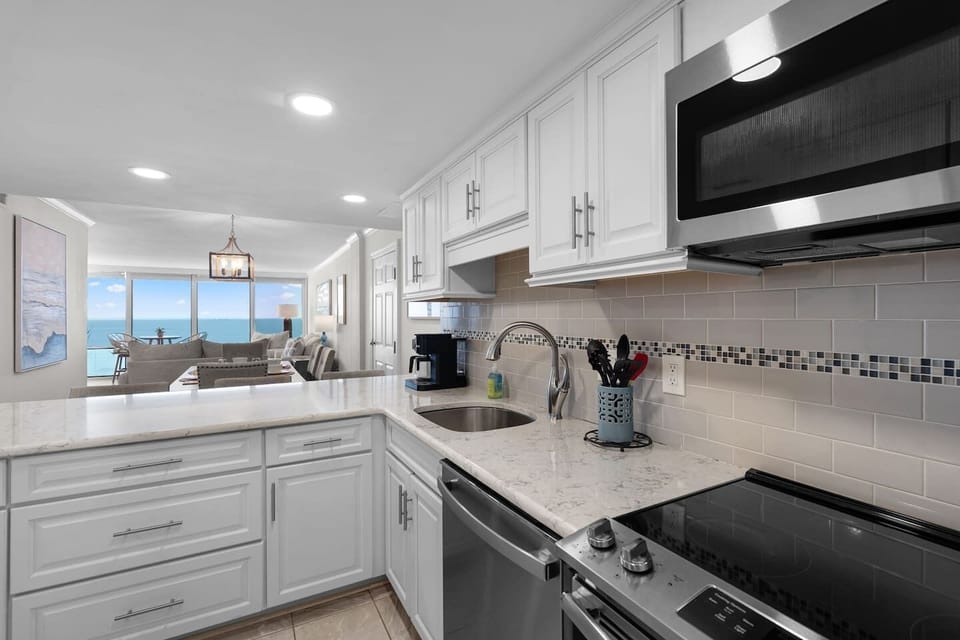 Large island with bar seating—ideal for breakfast, snacks, or casual dining.