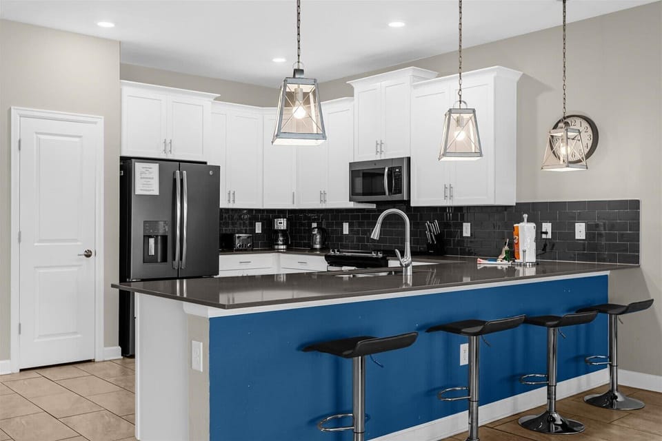 Large kitchen island with bar seating — ideal for quick breakfasts, snacks, or evening drinks.