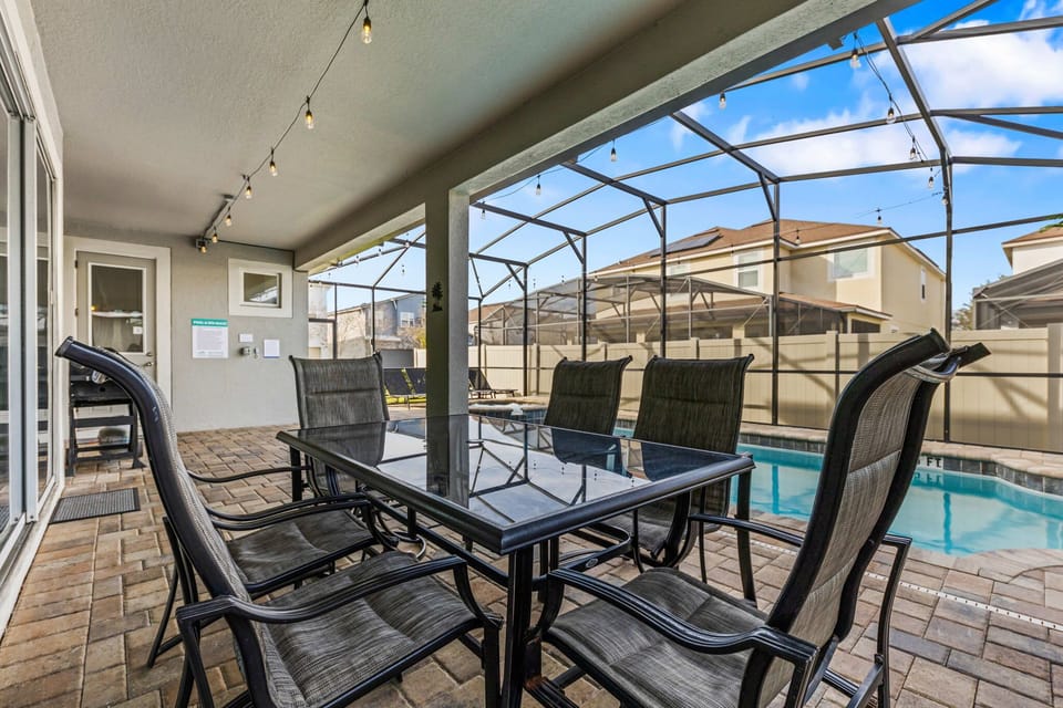 Great setup for outdoor meals and snacks