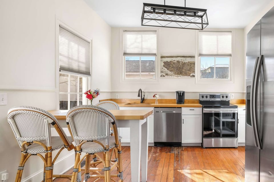 Fully equipped kitchen with dining seating 