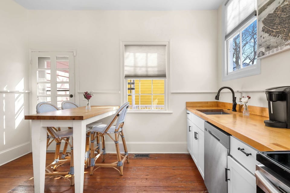 Fully equipped kitchen with dining seating 