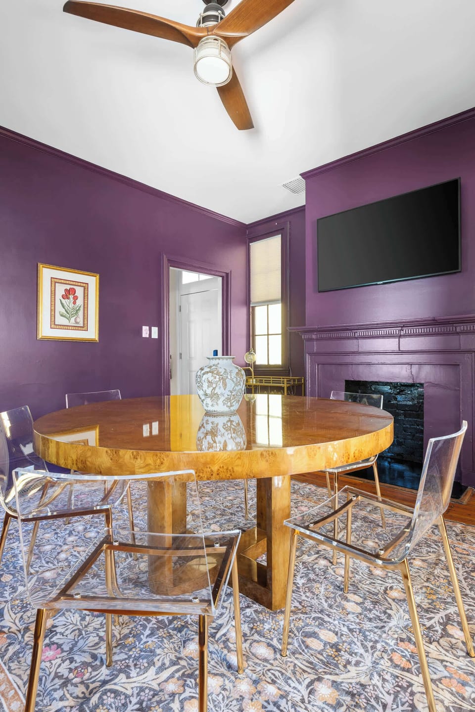Dining room that can also be an additional TV watching room 