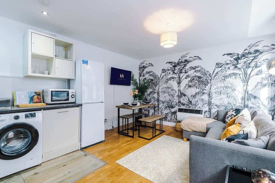 Kitchen: Modern amenities await in this stylish space for your culinary adventures!