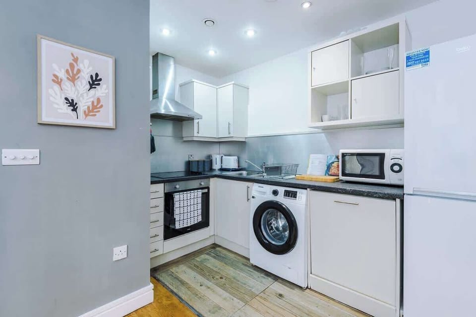 Kitchen: Modern amenities await in this stylish space for your culinary adventures!