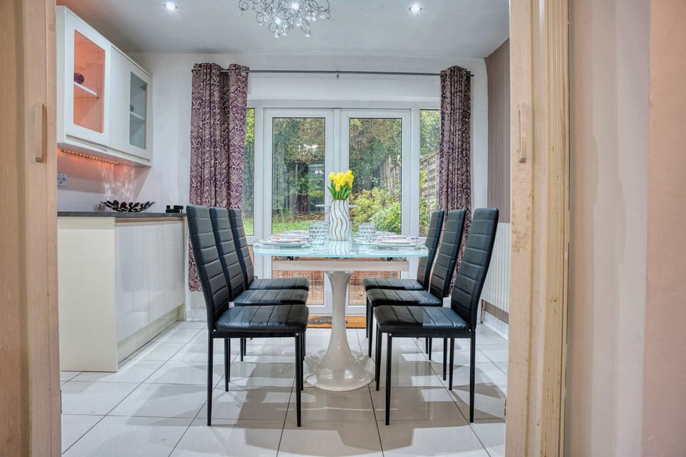 Dining Room: Dine in style with beautiful views and modern flair—perfect for memorable gatherings!