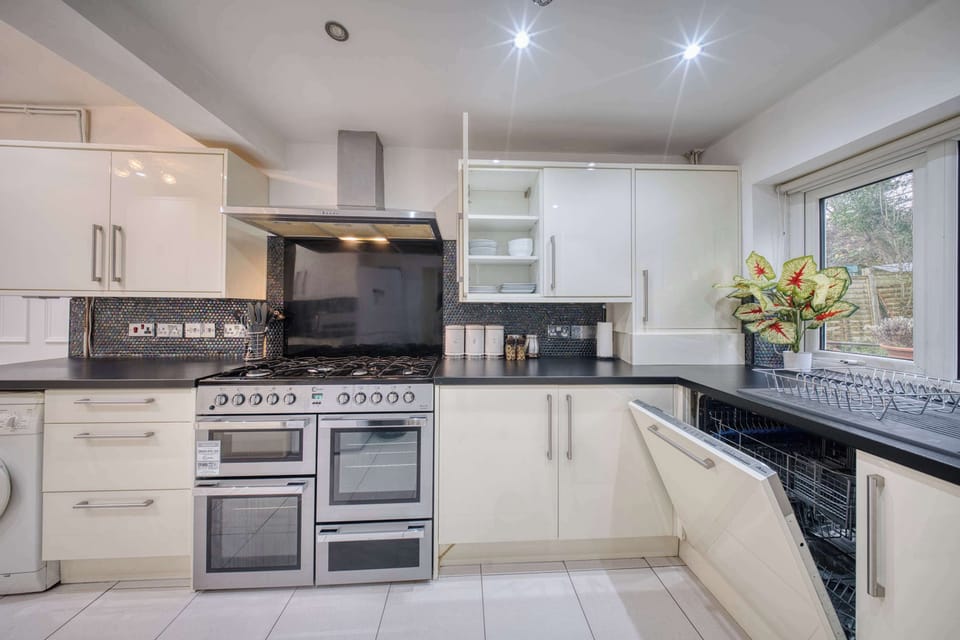 Kitchen: Modern amenities meet style—whip up gourmet meals in this sleek culinary haven!