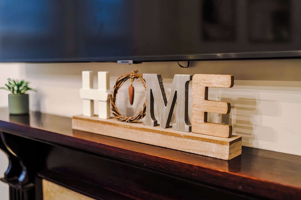 Living Room Charm: Warm decor and stylish accents make this a perfect retreat for relaxation!
