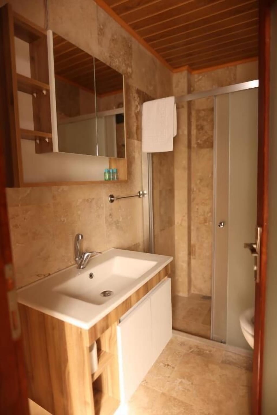 Deluxe Suite, Balcony, City View | Bathroom | Slippers
