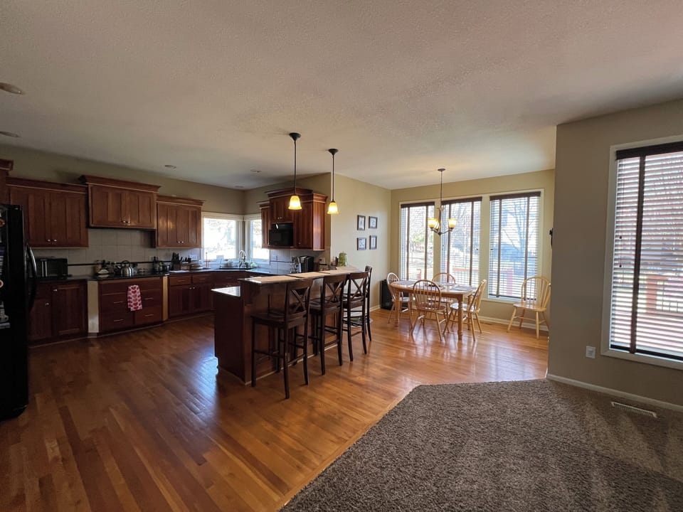 Breakfast Bar & Kitchen