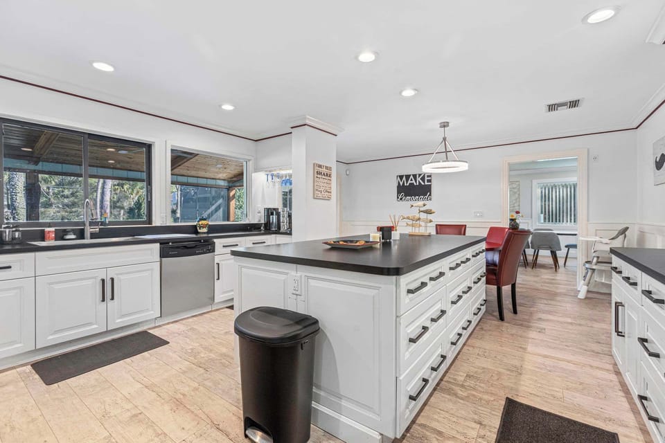 Fully equipped kitchen with island seating