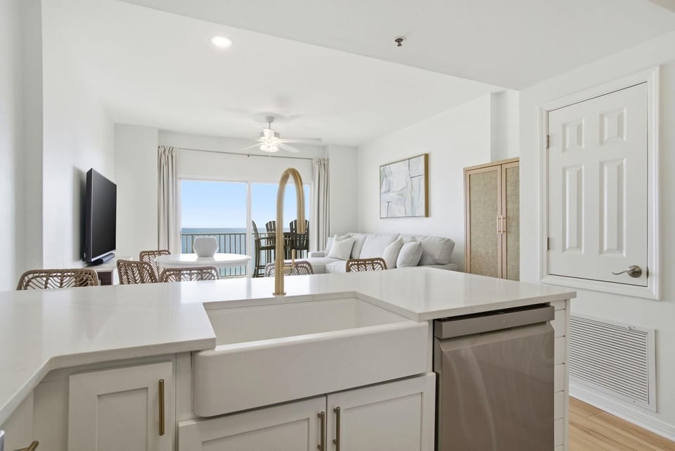 Condo, 1 King Bed with Sofa bed (Tidewater 804) | Interior