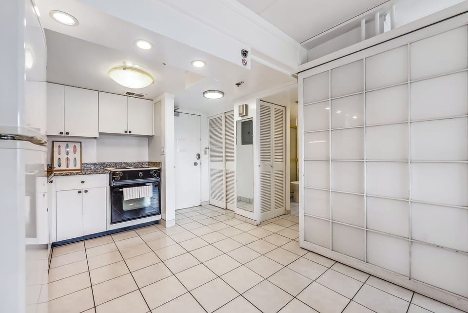 Open floor plan with full kitchen 