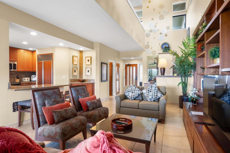 living room area with plenty of seating