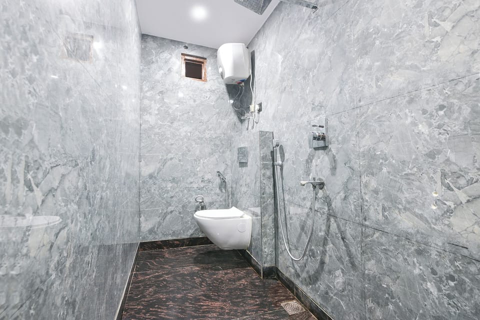 Shower, rainfall showerhead, free toiletries, towels