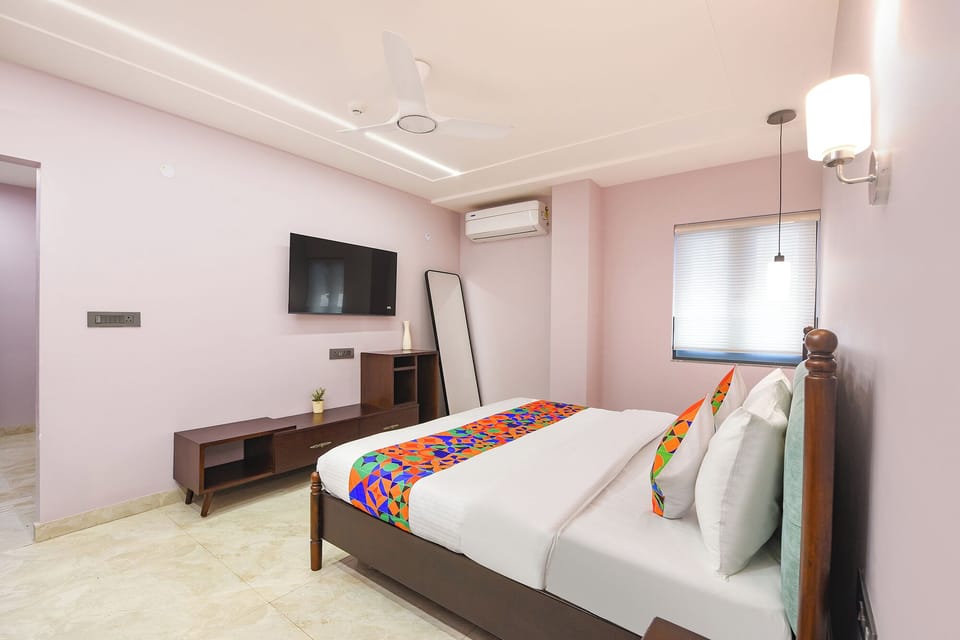 Egyptian cotton sheets, premium bedding, in-room safe, free WiFi