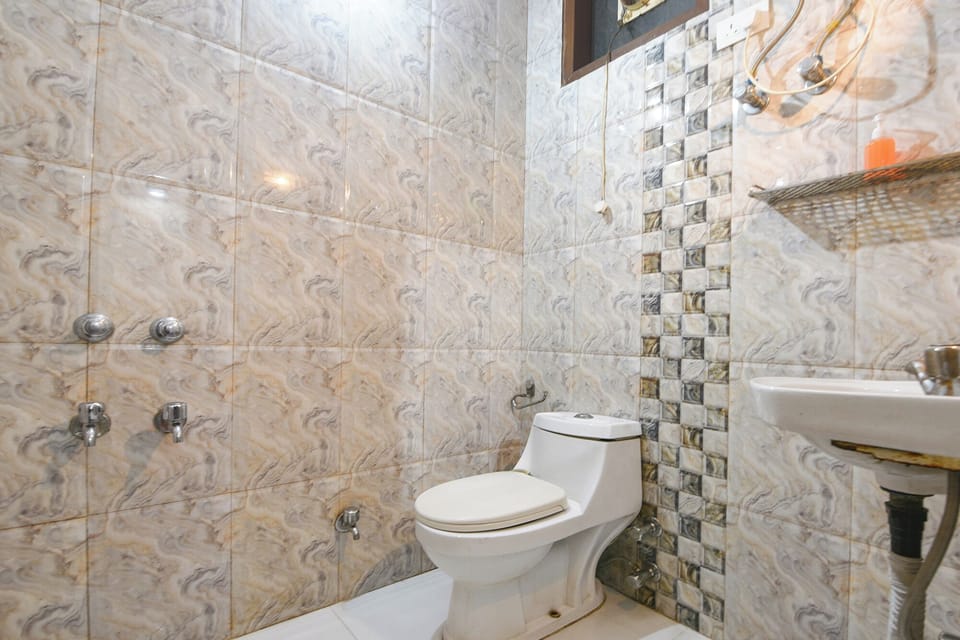 Shower, rainfall showerhead, free toiletries, towels