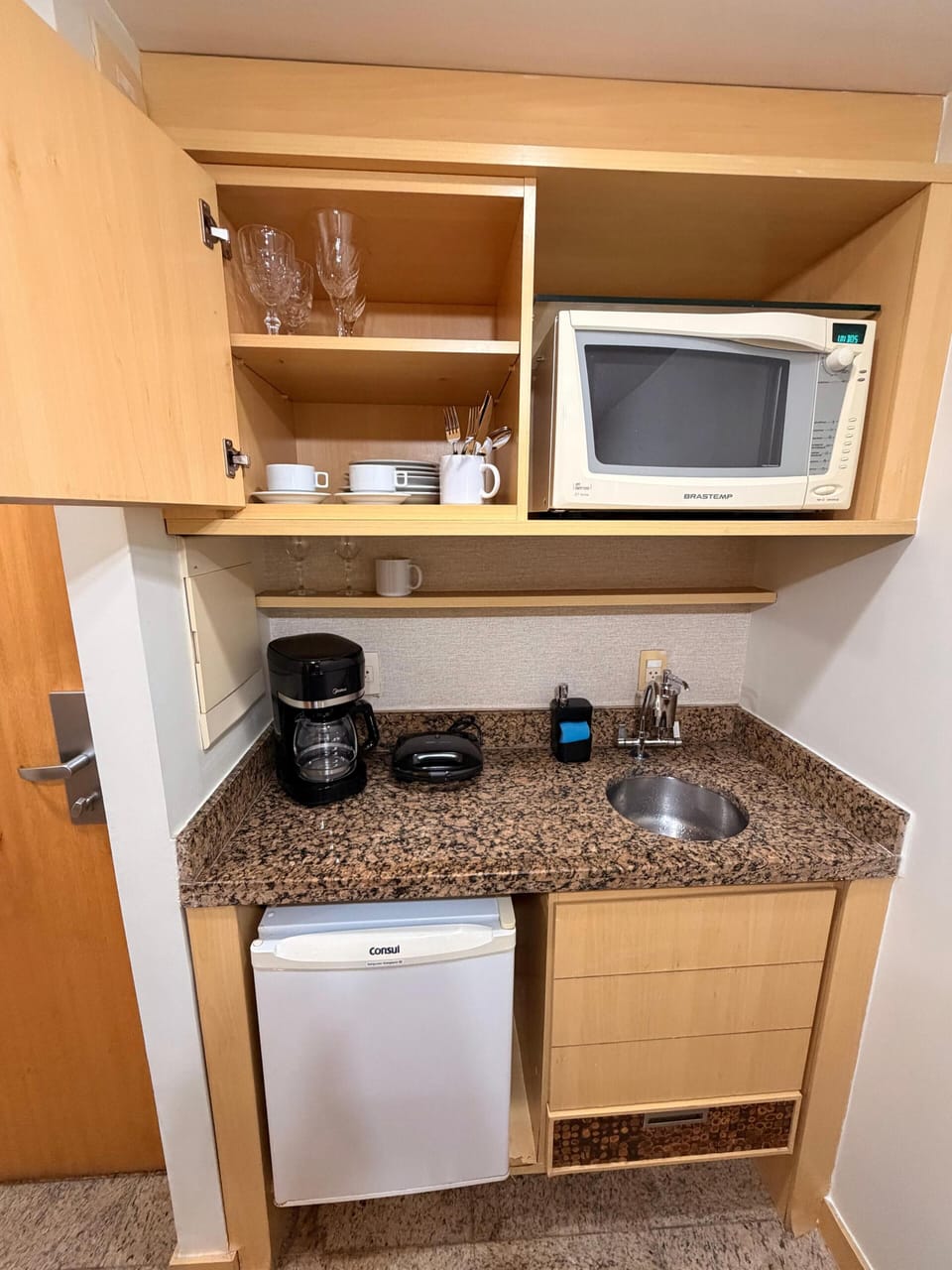 Premium Room, Lanai, City View | Private kitchen