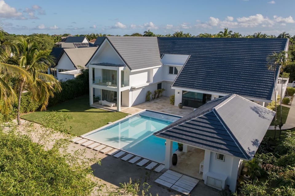 Modern villa close to private beaches and golf (7588)