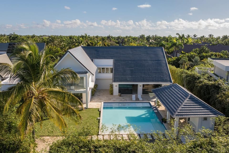 Modern villa close to private beaches and golf (7587)