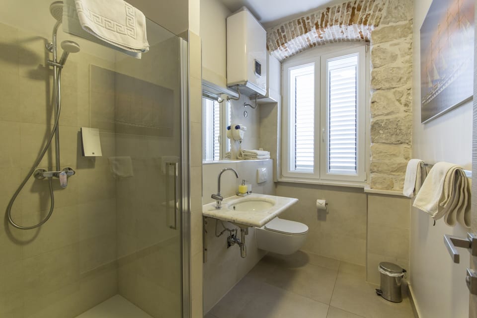 Double or Twin Room | Bathroom | Shower, towels
