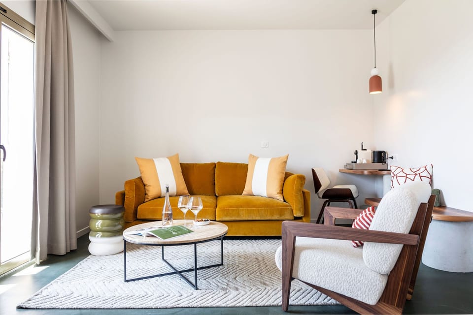 Suite Sea View | Living area | 92-cm flat-screen TV with cable channels, TV, Netflix