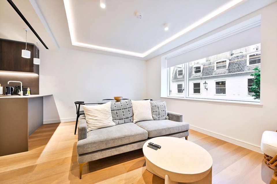 Apartment (GuestReady - Stylish living in Paddin) | Living area | 40-inch Smart TV with digital channels