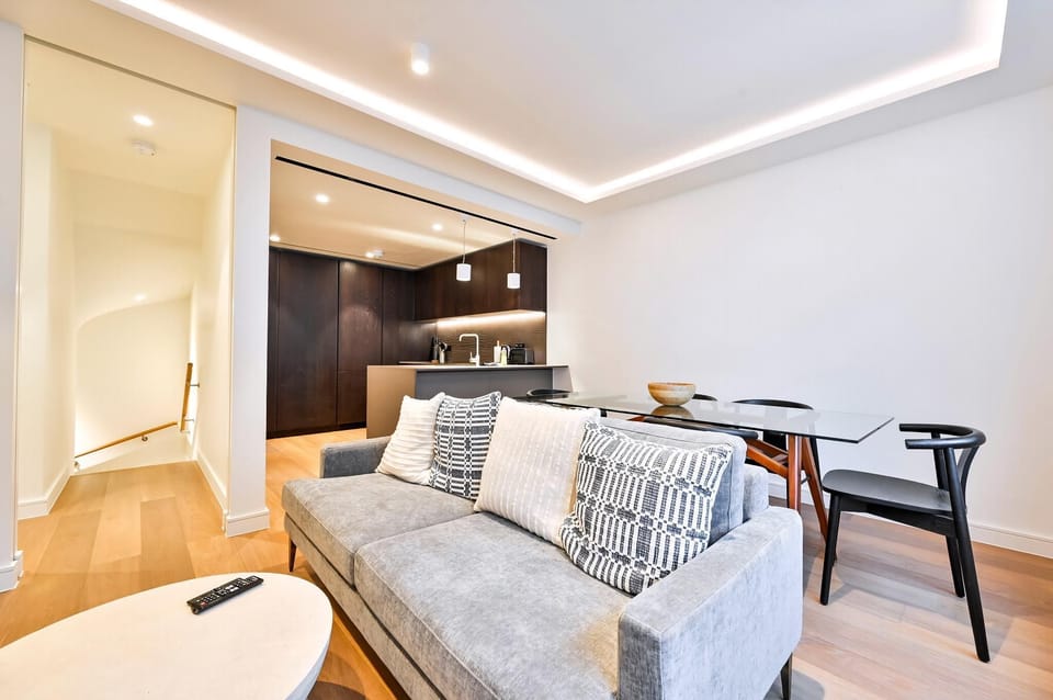 Apartment (GuestReady - Stylish living in Paddin) | Living area | 40-inch Smart TV with digital channels