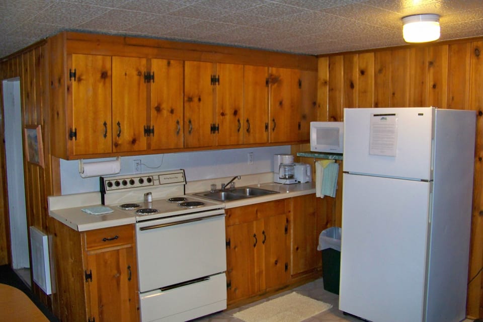 Cabin, 1 Bedroom (Cabin 18) | Private kitchen | Coffee/tea maker, microwave, oven, stovetop