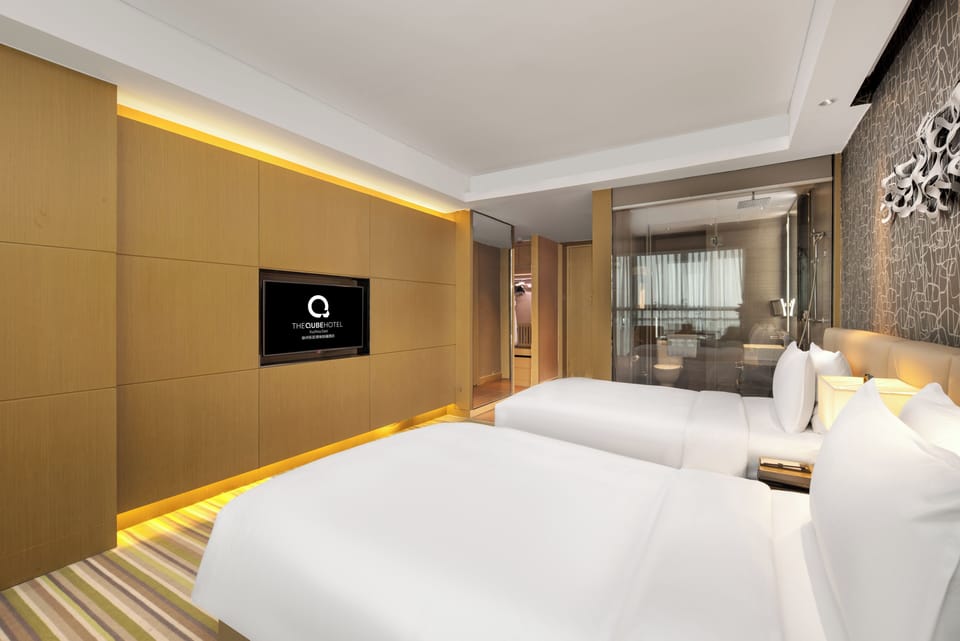 Executive Twin Room | Minibar, in-room safe, desk, blackout drapes