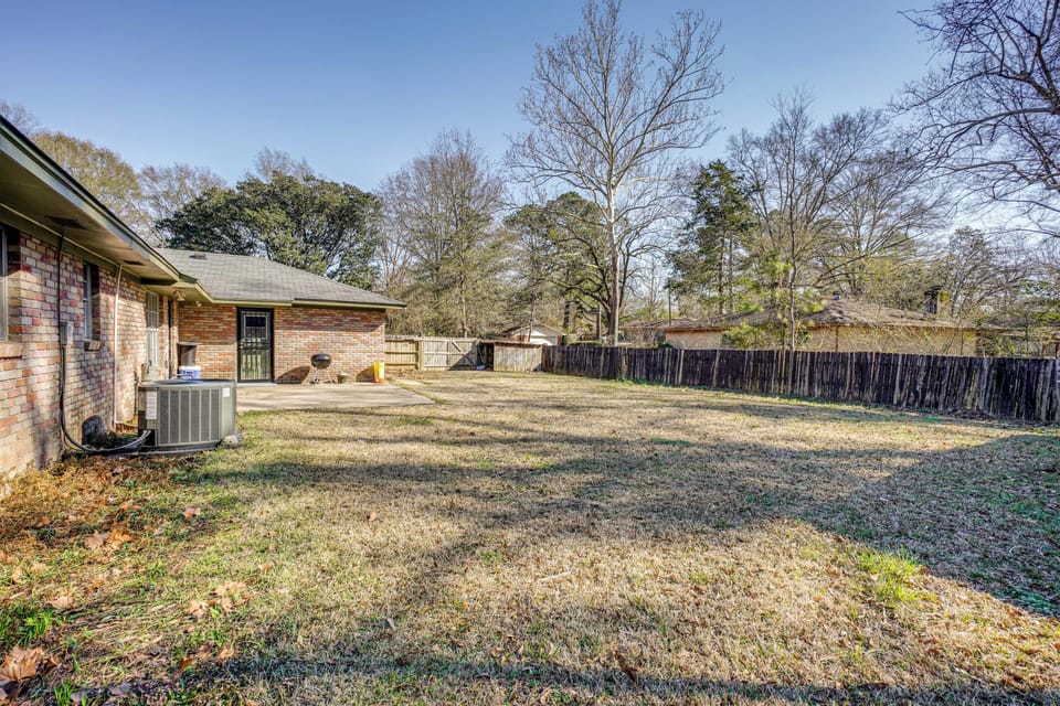 Fenced Backyard | 7 Mi to Downtown