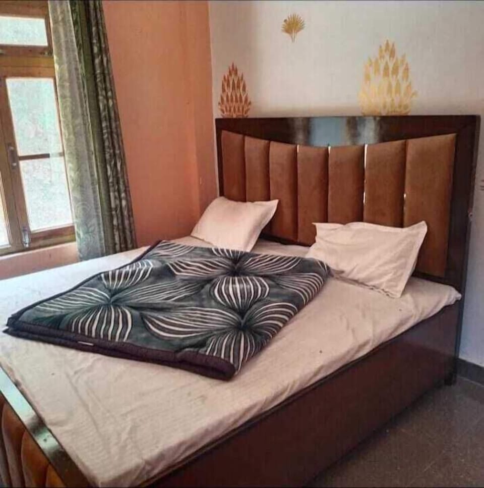 Double Room, Non Smoking | Rollaway beds, free WiFi, bed sheets
