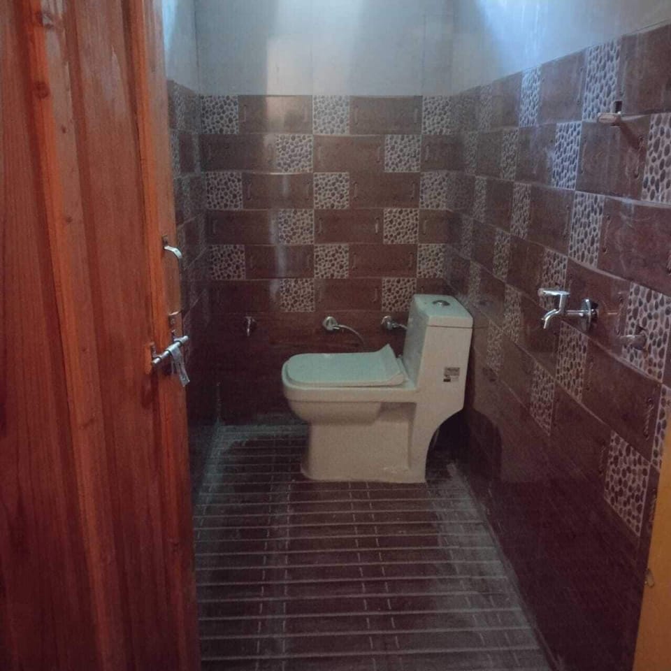 Double Room, Non Smoking | Bathroom | Shower, free toiletries, towels, soap