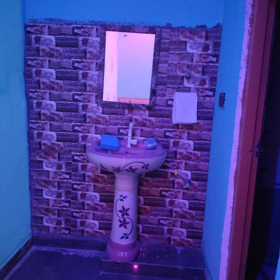 Triple Room, Non Smoking | Bathroom | Shower, free toiletries, towels, soap