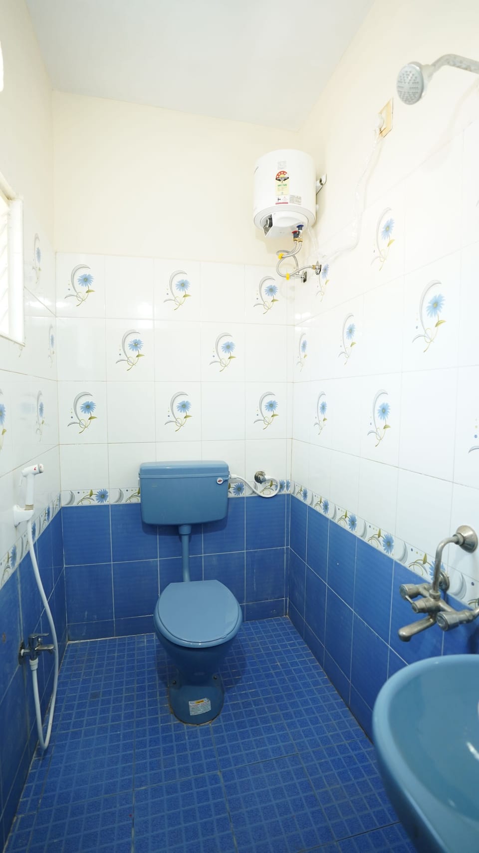Deluxe Double Room | Bathroom | Shower, free toiletries, towels, soap