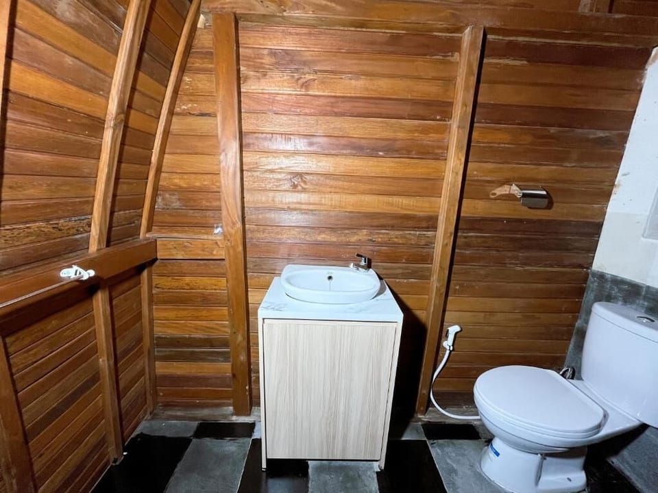 Basic Double Room, Balcony, Courtyard View | Bathroom