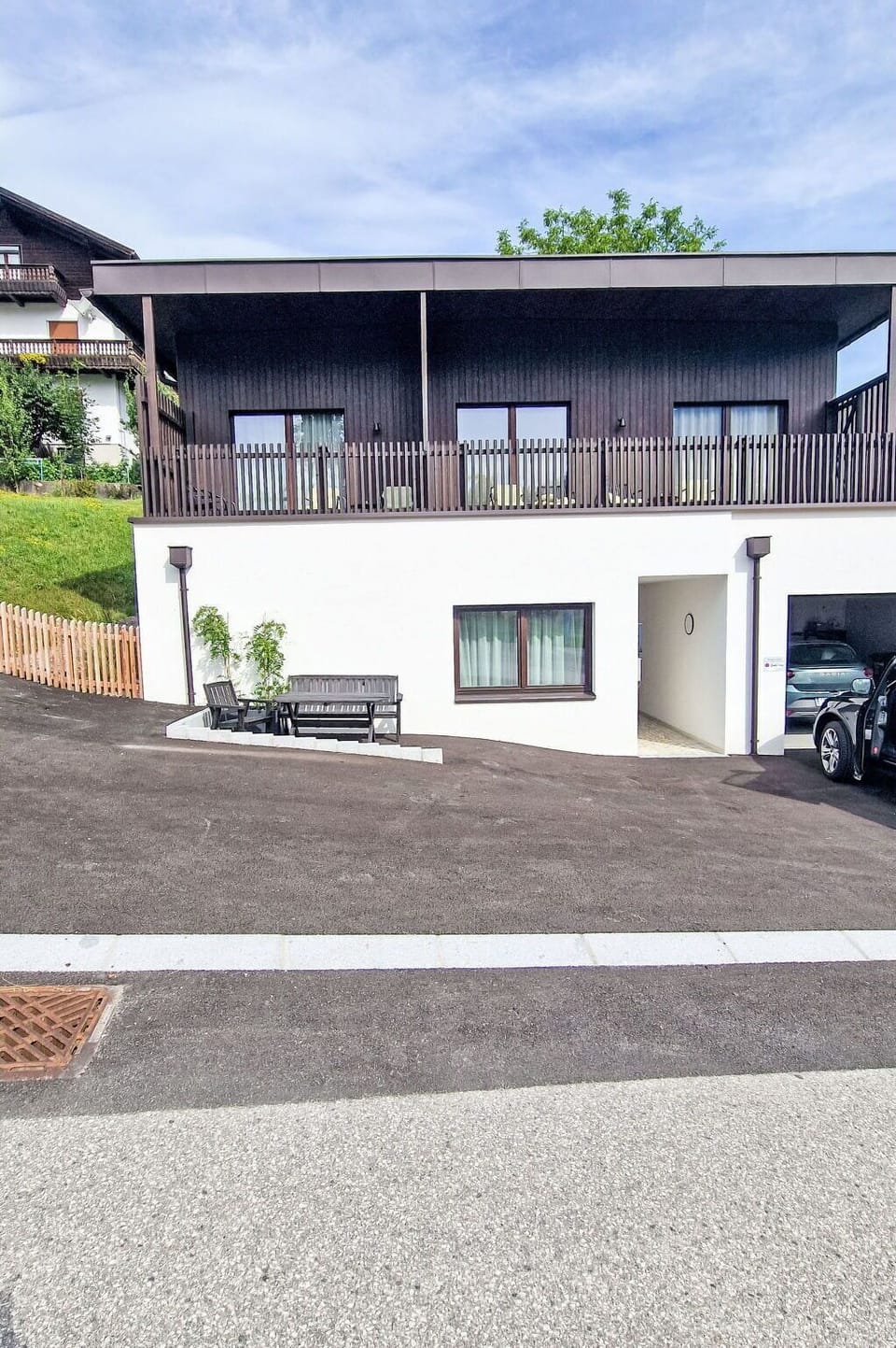 Building, Road Surface, Facade, Home, Residential Area, Architecture, House, Roof, Asphalt, Driveway